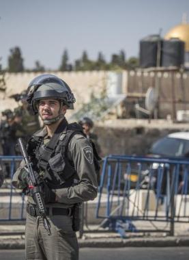 قوات الاحتلال تبعد موظفا في أوقاف القدس عن "الأقصى" لستة شهور