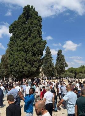 عشرات الآلاف يؤدون الجمعة في الأقصى