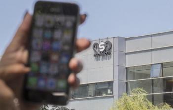 جهاز آيفون أمام مبنى شركة 