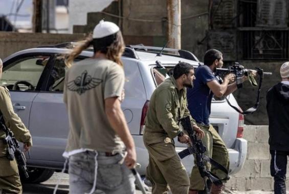 مستوطنون إرهابيون مسلحون يطلقون النار صوب الفلسطينيين في الضفة المحتلة
