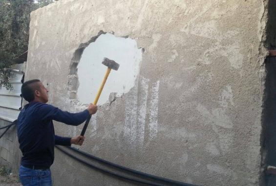 الاحتلال يجبر المقدسيين على هدم منازلهم بأيديهم ضمن سياسة إحلالية تهدف لتفريغ المدينة وتوسيع الاستيطان