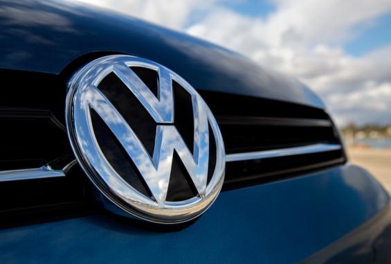 volkswagen-logo-2015-volkswagen-golf-sportwagen-02