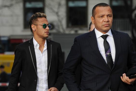 neymar-and-father-court_e5ybb608rgn61umuvpyalwjm8