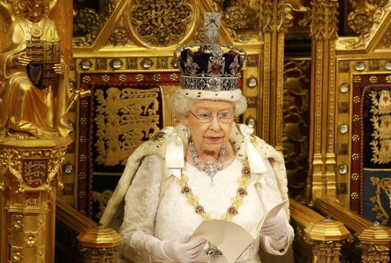 2016-05-18T120523Z_1907809453_LR1EC5I0XKNOW_RTRMADP_3_BRITAIN-POLITICS-QUEEN-1
