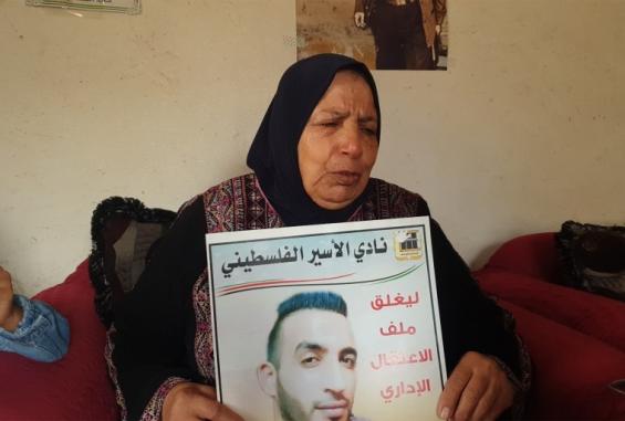 والدة الأسير المضرب عن الطعام كايد الفسفوس