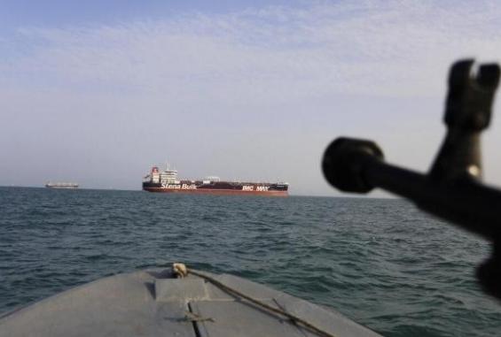 البنتاغون: مروحية إيرانية تقترب من سفينة حربية أميركية في خليج عمان