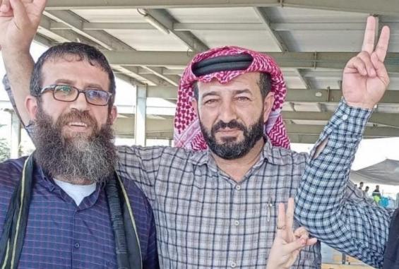 الأسير المحرر الشيخ خضر عدنان يسار الصورة