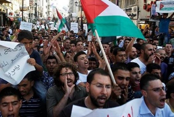 "بدنا نعيش" لشهاب: أمهلنا حكومة اشتية حتى الثلاثاء للتراجع عن رفع الأسعار