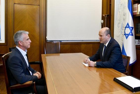 رئيس الموساد ونفتالي بينيت