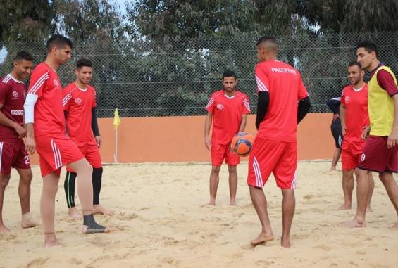 جانب من أحد تدريبات منتخب الشاطئية