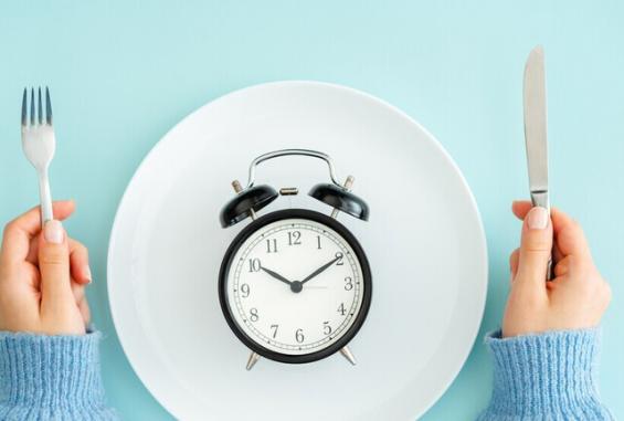 إليك أفضل وقت لتناول العشاء إذا كنت تريد إنقاص وزنك