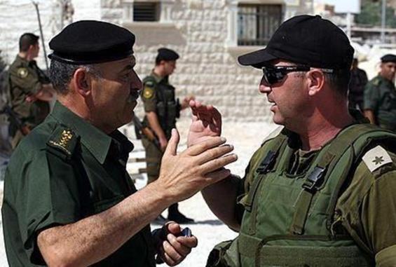 ضابط من أجهزة أمن السلطة يصافح ضابط إسرائيلي