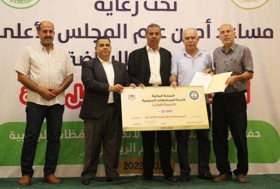 جانب من توزيع المنحة على الأندية