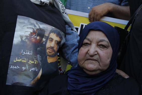 والدة الأسير المصاب بالسرطان ناصر أبو حميد