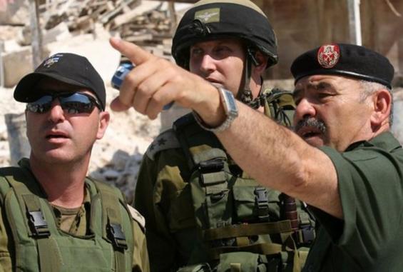 ضابط من أمن السلطة إلى جانب ضباط صهاينة