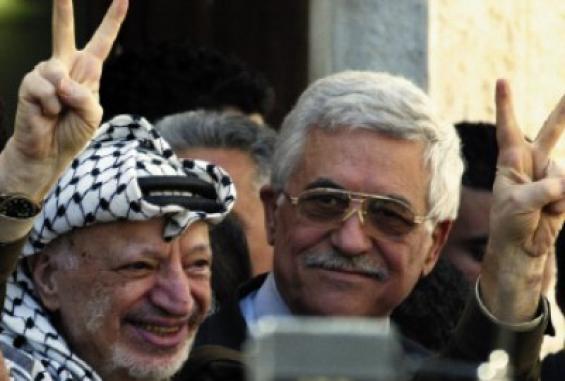 عباس والرئيس الراحل ياسر عرفات -أرشيف-