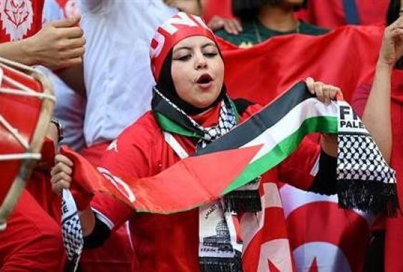 الجماهير التونسية ترفع العلم الفلسطيني خلال منافسات كأس العالم بقطر