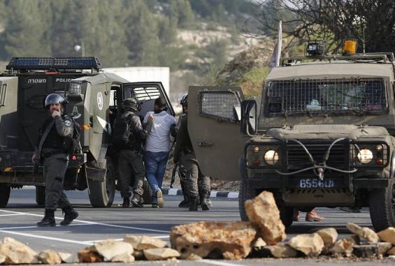 قوات الاحتلال تعتقل أحد المواطنين - أرشفية -