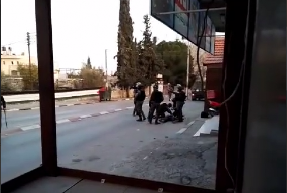 الاحتلال يعتقل شابًا بعد إصابته في بلدة أبو ديس شرق القدس