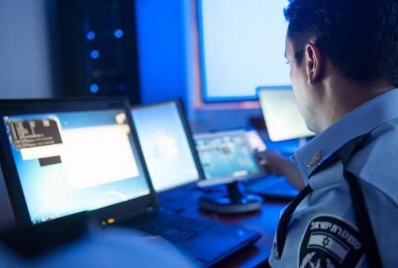 "الشاباك" يحقق مع فلسطيني كتب أن "ضابطا قتل فلسطينيا بدم بارد"