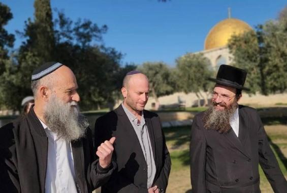 مستوطنون يقتحمون المسجد الأقصى (1).jpg