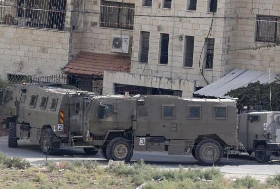 الاحتلال يقتحم قصرة جنوب نابلس ويحتجز مواطنين ويحوّل منزلًا إلى ثكنة عسكرية