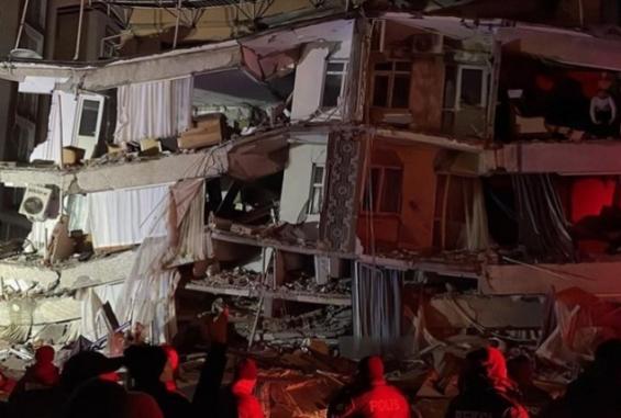 لحظة وقوع الزلزال المدمر الذي ضرب تركيا  مخلفا مئات الضحايا