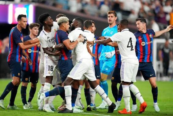 جانب من مباراة سابقة بين الطرفين