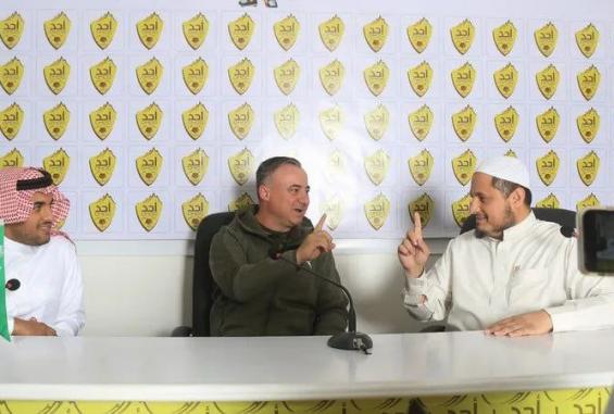 مدب أجنبي يُشهر إسلامه في الدوري السعودي