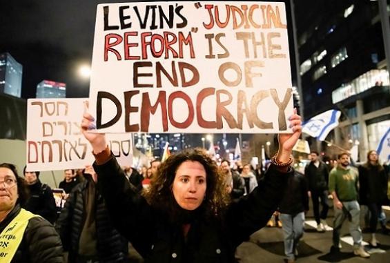 قناة عبرية: التعديلات القانونية تشكل خطراً على الاقتصاد الإسرائيلي والصادرات