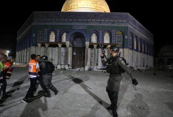 قوات الاحتلال تعتدي على المصلين داخل ساحات المسجد الأقصى المبارك