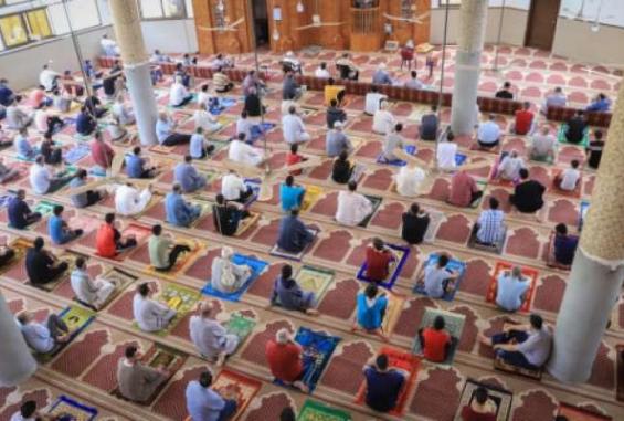 الاعتكاف بأحد جوامع غزة - أرشيفية -