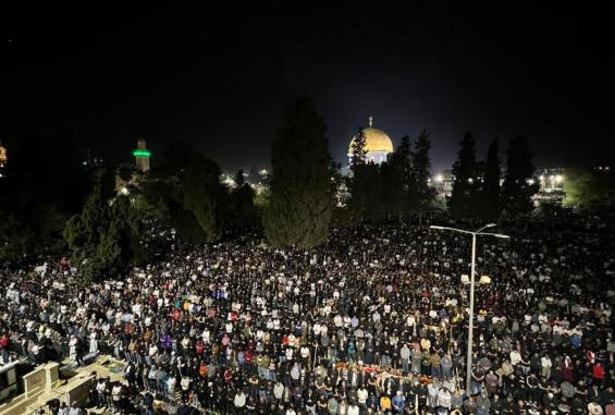 جانب من الحشود الغفيرة في باحات المسجد الأقصى المبارك