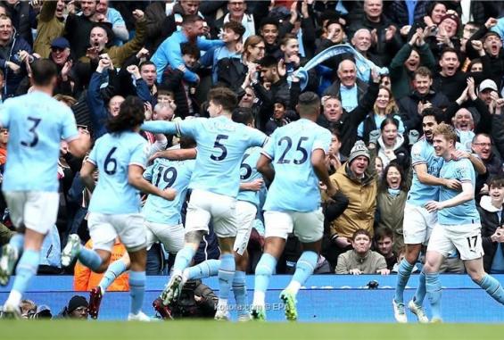 فرحة لاعبي السيتي بالفوز