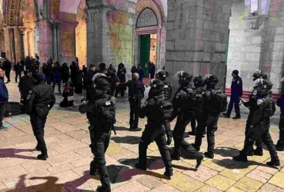 قوات الاحتلال تقتحم المسجد الأقصى