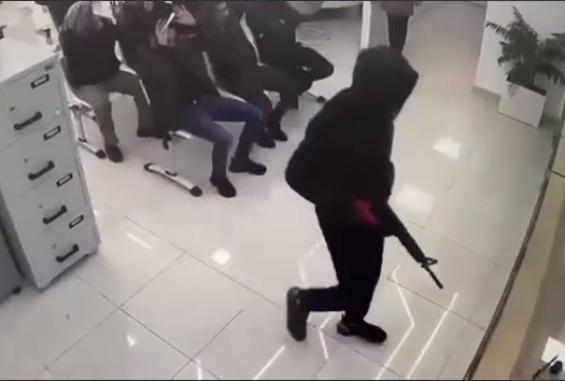 جانب من السطو المسلح الذي تعرض له البنك الإسلامي العربي في الخليل