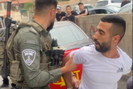قوات الاحتلال تعتقل شابًا مقدسيًا جنوب الأقصى