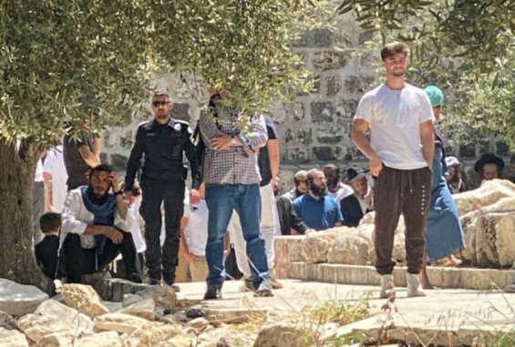 مستوطنون يقتحمون الأقصى بحماية قوات الاحتلال