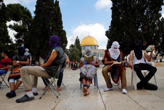 مرابطون داخل باحات المسجد الأقصى المبارك - أرشيفية -