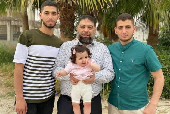 المطارد القوقا يتوسط أولاده خلال زيارته داخل سجن السلطة