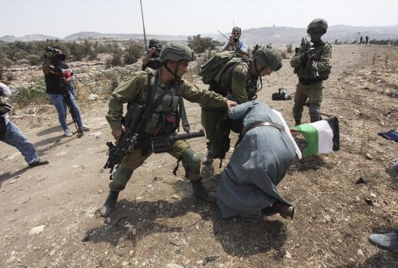 انتهاكات الاحتلال ضد الفلسطينيين