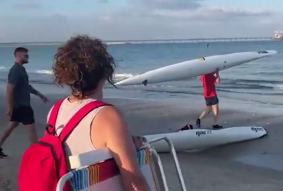 مستوطنة تلاحق وزير جيش الاحتلال