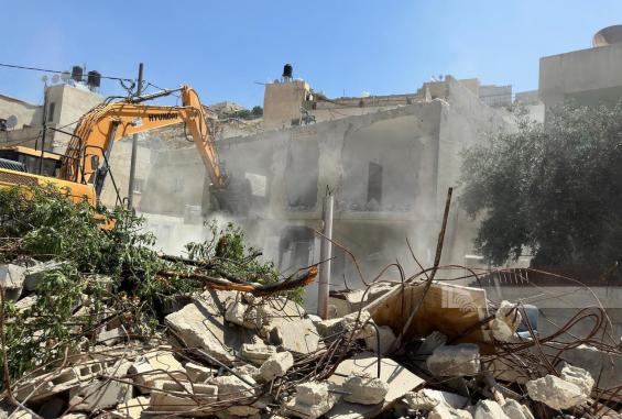 الاحتلال يجبر فلسطينيا على هدم منشأة له