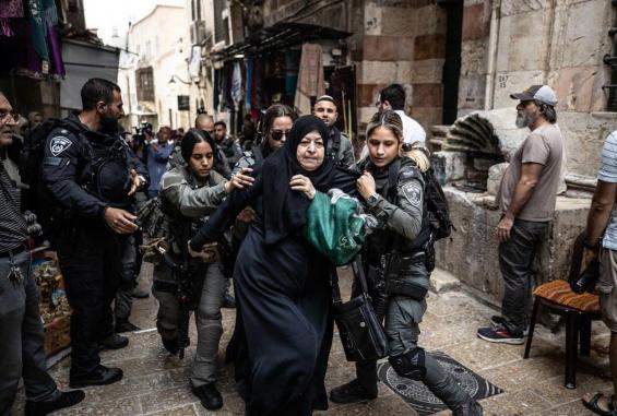 قوات الاحتلال تعتدي على مرابطة مقدسية