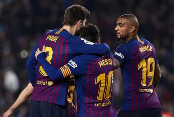 كيفن برينس بواتينغ بجوار ميسي وبيكيه