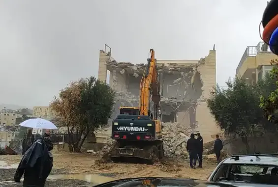 الاحتلال يجبر مقدسيا على هدم بنايته المكونة من أربع شقق في جبل المكبر