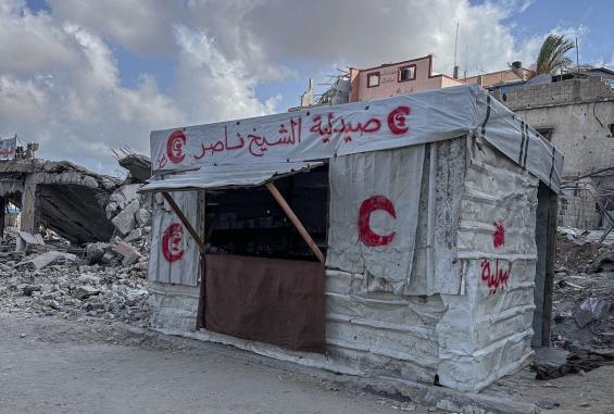 صيدليَّات على الرصيف.. شُحٌّ كبير في الدَّواء وأمراض خطيرة تنتشر بين النَّازحين بخان يُونُس