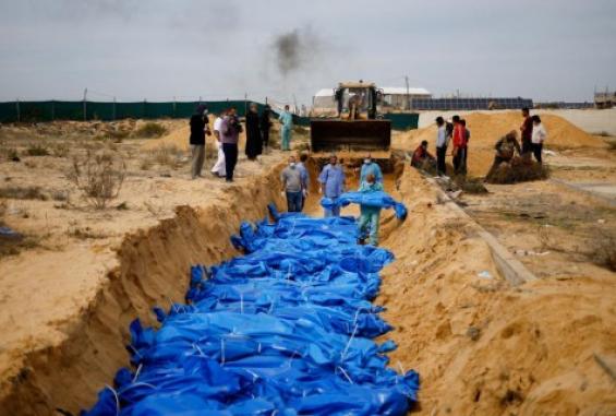 خبير قانوني: تسليم الاحتلال لجثامين الشهداء إفادة وبينة على ارتكابه الجريمة