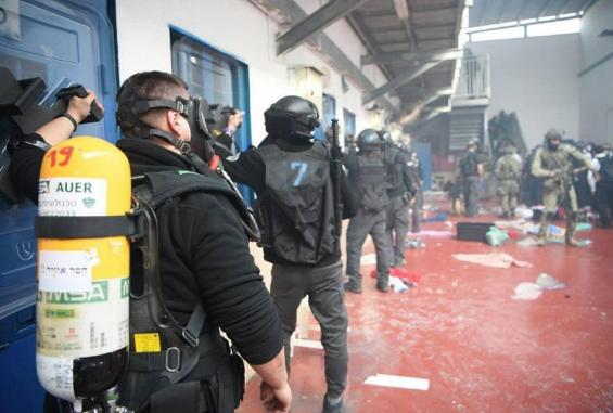 هآرتس: هكذا يستخدم الاحتلال "سكايبوس" أداةً لتعذيب الأسرى الفلسطينيين خلال الأشْهر الأخيرة