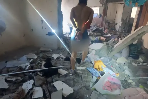 "هآرتس" يكشف: قائد بالجيش  يقتل أسيرًا فلسطينيًا برفح استخدم كـ "درع بشريّ"